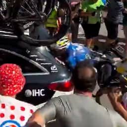 Video | Omstanders filmen hoe Rubio op ploegwagen botst in Tour de France
