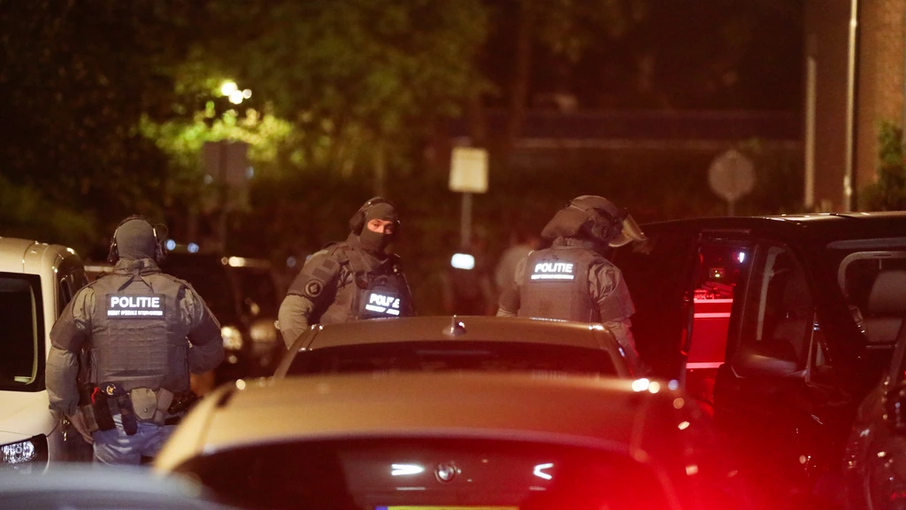 Man vuurt op agenten in Nijmegen en schiet zichzelf dood