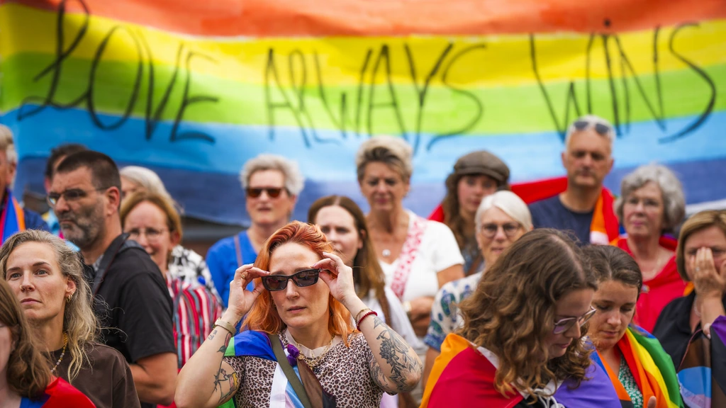 Manifestatie met regenboogvlaggen in Oldebroek tegen schrappen lhbti-beleid