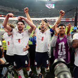 Euforische Kane is stem kwijt tijdens interview: 'Een van mijn mooiste avonden'