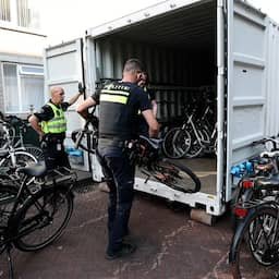 Video | Haagse agenten laden tientallen gestolen fietsen in container