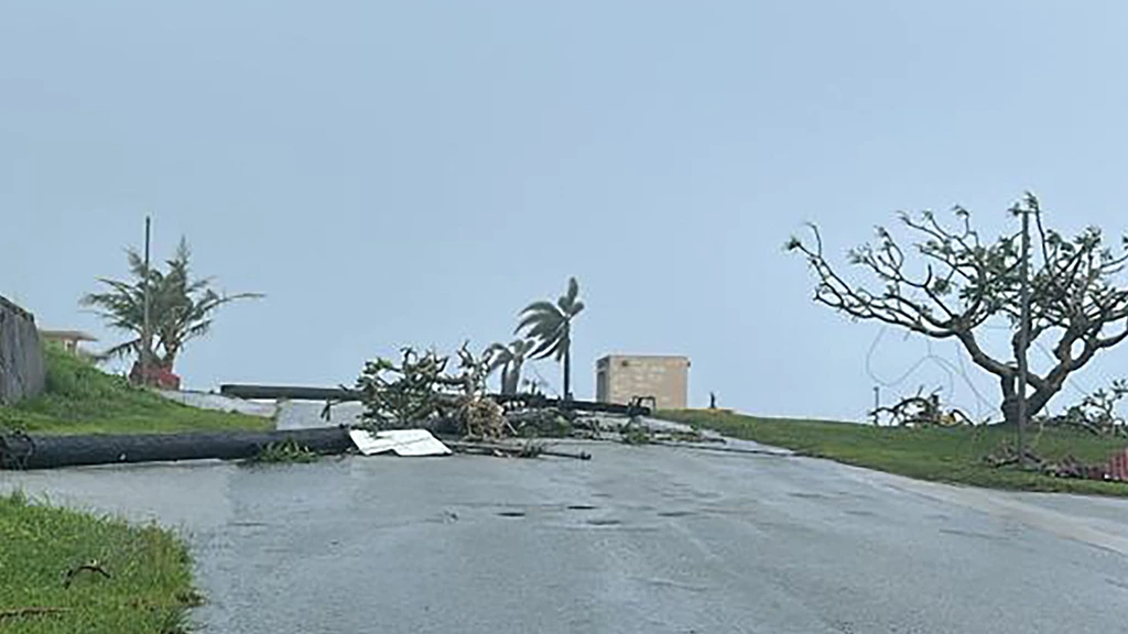 Zware orkaan Bavi treft tropisch eiland Rota met volle kracht
