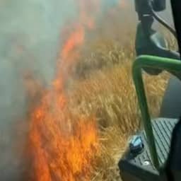 Video | Tractors rijden vlak langs vuurgrens bij grote akkerbrand in Engeland