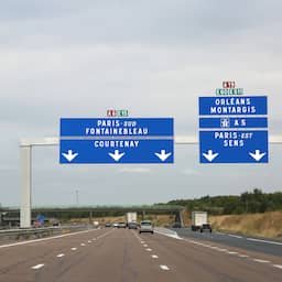 Vakantiegangers moeten omrijden door bosbrand bij Parijs
