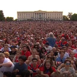 In beeld | 90.000 Noren doen 'Viking Row' en eren WK-helden bij terugkomst
