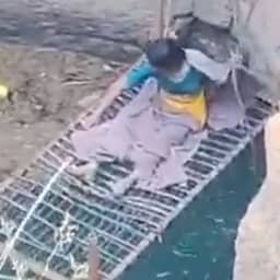 Video | Indiërs redden vrouw na 21 uur uit diepe put na overval en moordpoging
