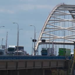 Video | Vrachtwagens negeren nog altijd het rijverbod op Merwedebrug