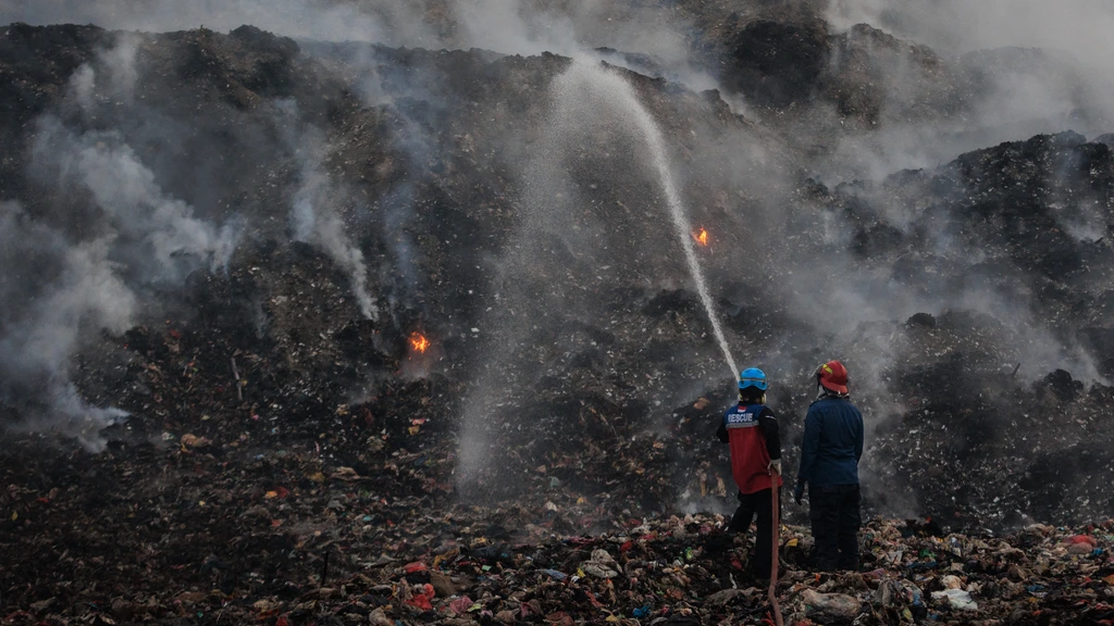 Vuilstort bij Indonesische hoofdstad Jakarta staat al ruim een week in brand