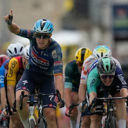 Video | Kooij verliest opnieuw van Merlier in door val ontsierde Tour-sprint
