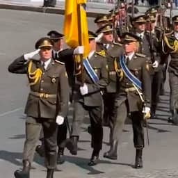 Video | Oekraïense militairen lopen mee tijdens parade in Parijs