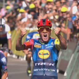 Video | Mads Pedersen sprint met overmacht naar zege in vierde Tour-etappe