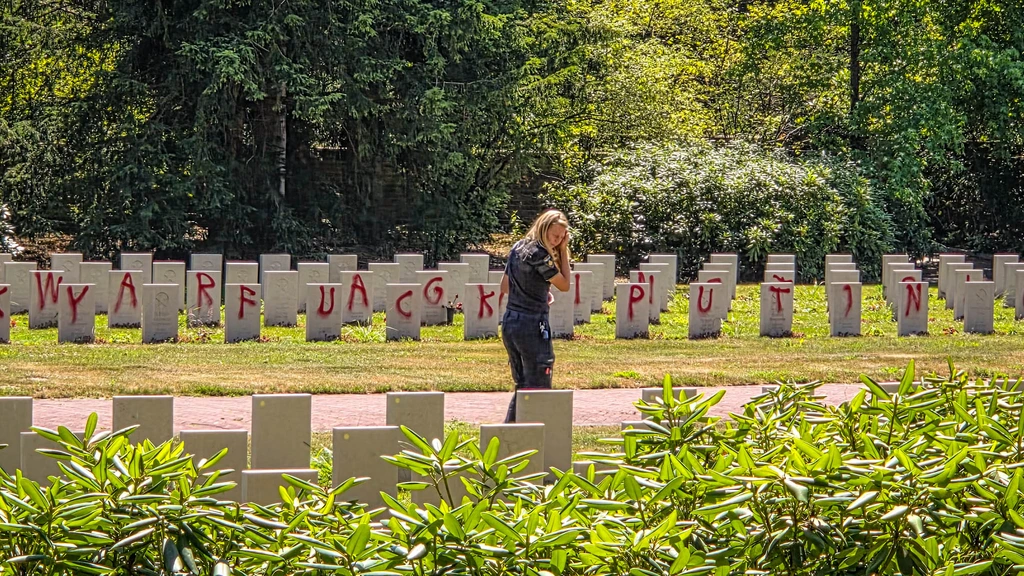 Graven op Sovjet Ereveld in Leusden beklad