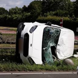 Video | Bestelbus ligt op zijn kant na politieachtervolging in Wassenaar