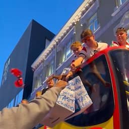 Video | Noorse fan trakteert nationaal elftal op hamburgers bij ereronde door Oslo