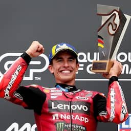 Motorcoureur Márquez boekt recordzege, broer Álex crasht na concentratieverlies