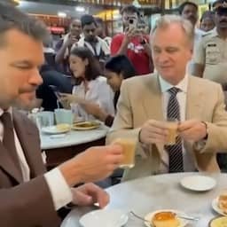 Video | Matt Damon en Tom Holland drinken chai met Nolan in Indiaas café