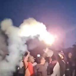 Video | Enthousiaste wielerfans steken vuurwerk af op Alpe d'Huez