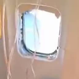 Video | Beeld toont kapot vliegtuigraam waardoor man naar buiten werd gezogen
