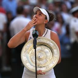 Nosková draagt Wimbledon-titel op aan overleden moeder en laat Kvitová huilen