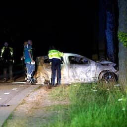 Video | Politie onderzoekt autowrak na ongeluk met meerdere doden in Den Ham