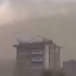 Video | Hevige wind blaast dakdelen van gebouwen in Noord-Macedonië