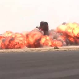 Video | Verslaggever ziet explosies door luchtaanvallen op vliegveld in Jemen