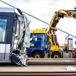 Kapotte trams van Erasmusbrug gehaald, brug vrij voor fietsers en voetgangers