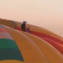 Video | Mountainbiker rijdt van luchtballon en doet twee salto's