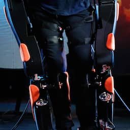 Video | Man met dwarslaesie kan met exoskelet van TU Delft weer lopen
