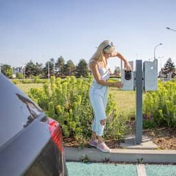 Met elektrische auto op vakantie? Niet de laadpaal, maar de prijs is de uitdaging