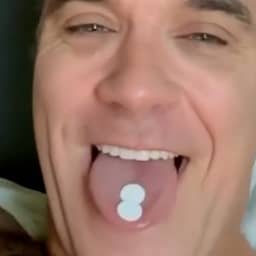 Video | Robbie Williams ontkracht op grappige wijze cocaïnegeruchten bij WK-finale