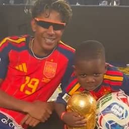 Video | Broertje vliegt Lamine Yamal om de nek na WK-winst