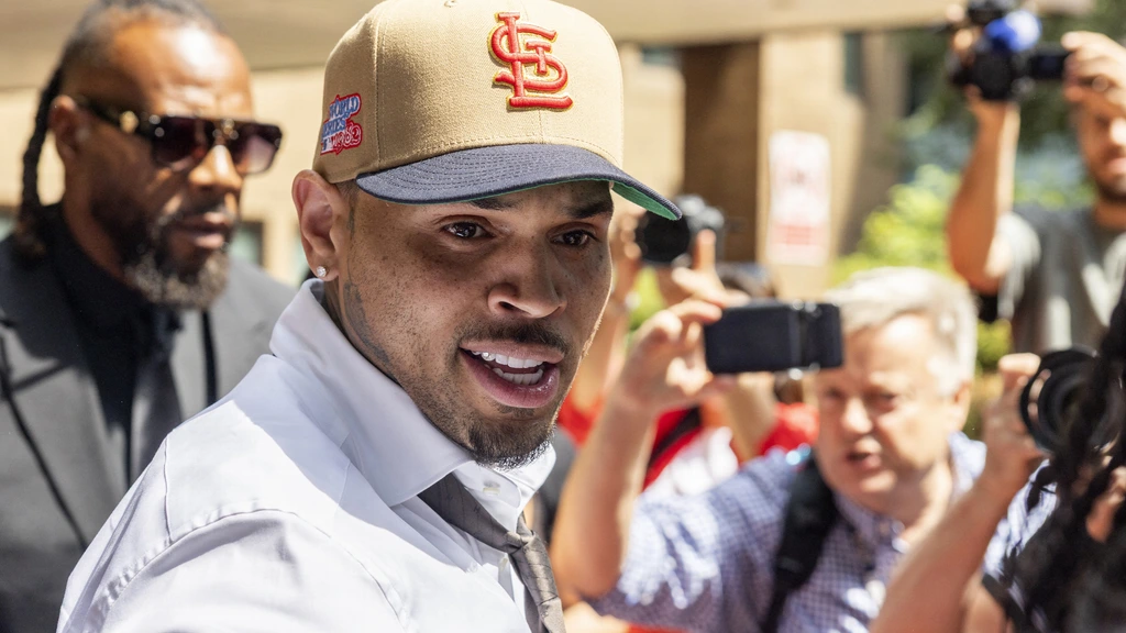 Zanger Chris Brown bekent schuld in mishandelingszaak Britse nachtclub
