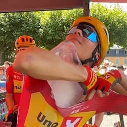 Video | Noorse Tour-renner grapt met enorm ijsblok onder shirt tijdens hitte
