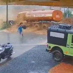 Video | Modderstroom sleurt mensen en vrachtwagen mee in India