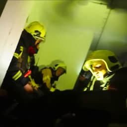 Video | Oekraïense brandweerlieden schuilen voor Russische aanval tijdens bluswerk
