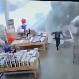 Video | Man rent net op tijd weg terwijl dak instort bij Amerikaanse groothandel