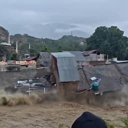 Video | Indiaas winkelcomplex stort in na zware regenval en verdwijnt in rivier