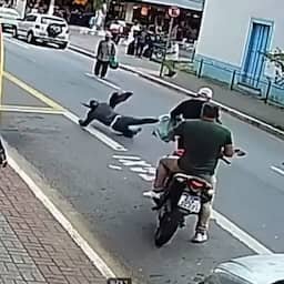 Video | Beveiligingscamera filmt man die overvaller tackelt in Brazilië