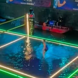Video | Volleyballers spelen op lichtgevend veld in Sloveense rivier
