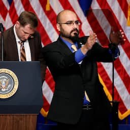 Man die autocue Witte Huis instelt beschuldigd van wedden op toespraak Trump