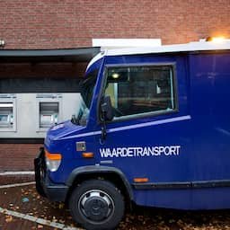 Medewerkers geldwagen zitten 1,5 uur vast door storing, brandweer koelt voertuig