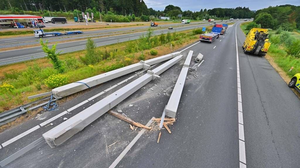 Vrachtwagen verliest loodzware balken op snelweg bij Veldhoven