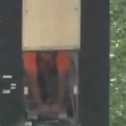 Video | Man zit 5 uur vast in reclamebord op 40 meter hoogte in de VS