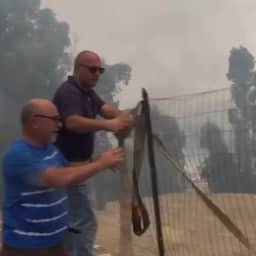 Video | Omwonenden helpen brandweer met blussen op Sicilië