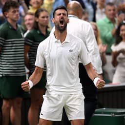 Novak Djokovic wéér bij laatste vier op Wimbledon na langste kwartfinale ooit