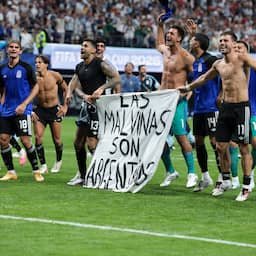 Spelers Argentinië overtreden FIFA-regels met spandoeken over Falklandeilanden