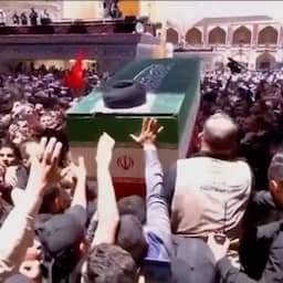 Video | Chaotische taferelen rond kist Khamenei bij uitvaartprocessie in Irak