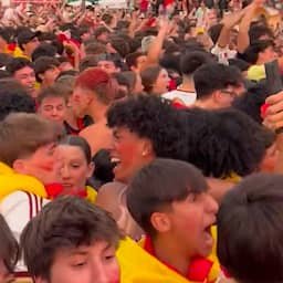 Video | Spaanse fans gaan uit hun dak na openingsgoal tegen Frankrijk
