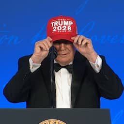 Video | Trump grapt tijdens diner met de pers: 'Ik ga voor vierde termijn'